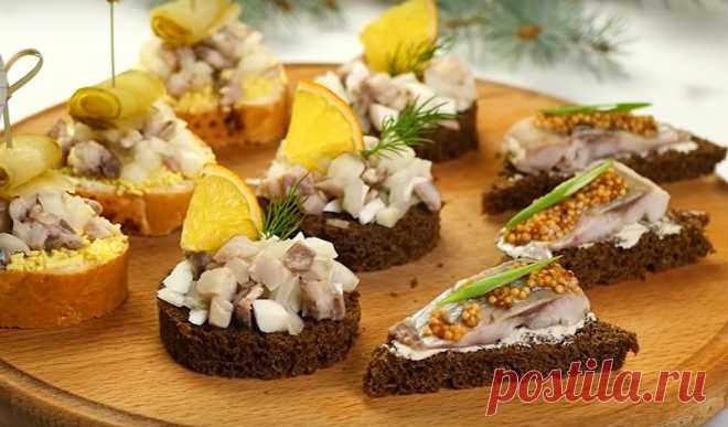 «Три закуски для Золушки»: просто и вкусно – на праздничный стол «Три закуски для Золушки» потрясающе красиво смотрятся на плоском блюде, особенно если их разложить вместе, чередуя. Вы сможете удивить своих гостей изысканной простотой и потрясающим вкусом обычной селедки. Готовьте закуску с удовольствием, и не только на праздничный стол: она никогда не надоест.