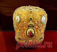 История финифти берет свое начало в XII веке, когда в летописях появляются первые упоминания о русской эмали....  цветные эмали, техника изготовления которых была заимствована из Византии...   в Ростове в середине XVIII века в Спасо-Яковлевском монастыре возникает мастерская художников-миниатюристов... /Ольга Миронова - Эрмитаж  |  Facebook