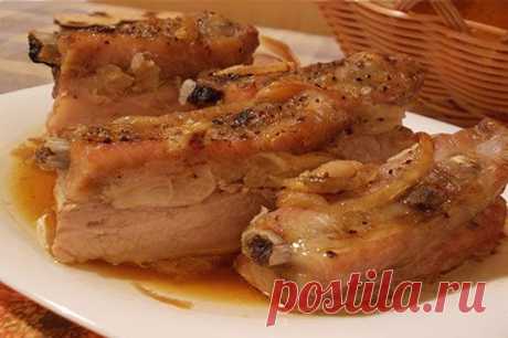 Свиные ребрышки с луком и чесноком |