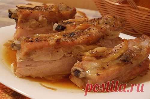 Свиные ребрышки с луком и чесноком |