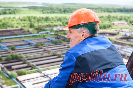 Индексация пенсий работающим пенсионерам в 2019 году Со следующего года примерно на тысячу рублей увеличиваются пенсионные выплаты неработающим гражданам. Однако небольшой размер пенсии вынуждает ее получателей трудиться и после назначения пенсиона. Поэтому вопрос, ожидается ли индексация пенсий работающим пенсионерам в 2019 году, волнует многих сограждан. А информация, периодически мелькающая в СМИ, заставляет обеспокоиться, не отменят ли их совсем.