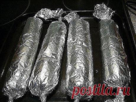 КОЛБАСА ДОМАШНЯЯ КУРИНАЯ БЫСТРОГО ПРИГОТОВЛЕНИЯ - ОБАЛДЕННЫЙ ВКУС!

ИНГРЕДИЕНТЫ :

• 1 кг. бедро куриное (без костей)
• 7-8 зубчиков чеснока
• 0,5 ч.л. перец черный (молотый)
• 0,5 ч.л. приправа для курицы ( напишу что туда входит: соль, паприка, сахар, семена горчицы, куркума)
• 2 ст. л. майонеза
• 15 гр. желатина

ПРИГОТОВЛЕНИЕ:

• Куриное мясо помыть, обсушить, порезать вместе с кожицей на кубики размером 1.5 - 2 см (не очень мелко).
Добавляем в фарш чеснок, пропущенный...
