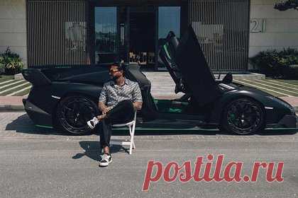 Тимати купил Lamborghini за 725 миллионов рублей. Российский рэпер и предприниматель Тимур Юнусов, известный под псевдонимом Тимати, купил роскошный автомобиль за 725 миллионов рублей. Исполнитель разместил серию снимков, на которых он позирует рядом с Lamborghini Veneno Roadster. Также артист показал фанатам салон транспортного средства.