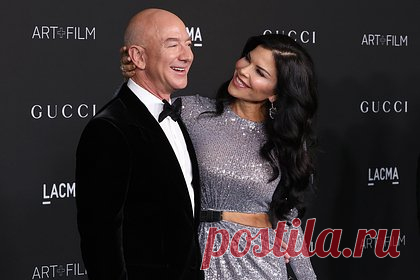 Еда из «Макдоналдса» и никаких снимков. Богатейший человек мира потратил на юбилей 15 миллиардов рублей. Как это было?. В январе основателю Amazon Джеффу Безосу исполнилось 60 лет. Возлюбленная миллиардера, репортерша Лорен Санчес, организовала для него роскошный юбилей, который посетили главные звезды A-листа, в том числе Иванка Трамп и Хайди Клум. Что творилось на празднике и какие подарки получил богатейший человек мира?