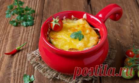 Фарш в горшочках с овощами и сметаной