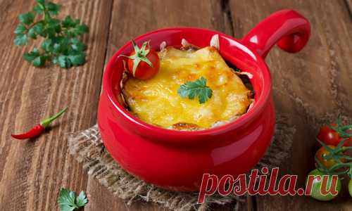 Фарш в горшочках с овощами и сметаной