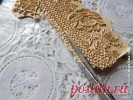 На дощечку укладываем кружево вниз ажуром, одной рукой придерживаем кружево, а другой шкурим. Пыль с наждачной бумаги и с дощечки собираем в мешок, кружево и стол ,протираем влажной тряпкой . НЕ СДУВАЙТЕ ПЫЛЬ, изделие после обработки промываем водой. После обработки изнанки, обязательно проходимся шкуркой по лицевой стороне кружева, это способствует лучшему окрашиванию поверхности. Край подрезаем ножницами.