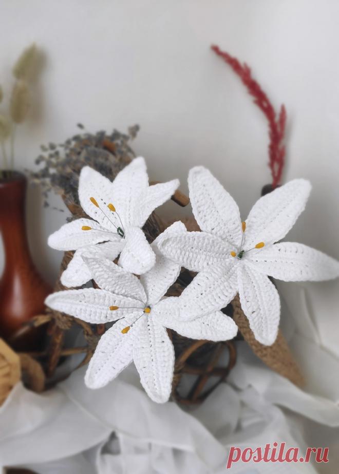 PDF Лилии крючком. FREE crochet pattern; Аmigurumi toy patterns. Амигуруми схемы и описания на русском. Вязаные игрушки и поделки своими руками #amimore - лилия, цветок, цветы, букет цветов.
