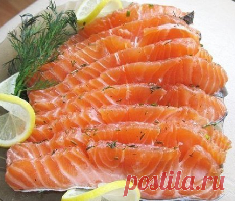 Будем кушать вкусную красную рыбку.