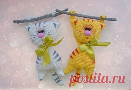 Усатый полосатый 
Автор: Елена Баланенко (Алька)

Туловище:
Набрать цепочку из 6 вп.
1 ряд. со 2-й петли от крючка 4 сбн, 3 в 1, по др. стороне цепочки 3 сбн, пр (12)
2 ряд. ( 5 сбн, пр)х2 раз (14)
3 ряд. ( 6 сбн, пр)х2 раз (16)
4 ряд. ( 7 сбн, пр)х2 раз (18)
5 ряд. ( пр, 6 сбн, пр, 1 сбн)х2 раза (22)
6 ряд. ( пр, 7 сбн, пр, 2 сбн)х2 раза (26)
7 ряд. 1 сбн, пр, 8 сбн, пр, 3 сбн, пр, 8 сбн, пр, 2 сбн (30)
8 ряд. 18 сбн, (пр, 1 сбн) х 4 раза, 4 сбн (34)- животик
9 ряд. 14 сб...