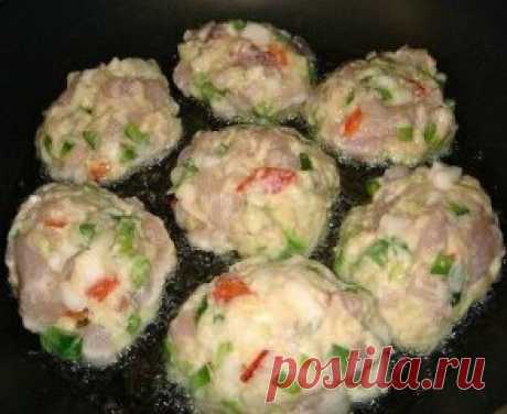 Рецепт очень вкусных и полезных котлет из куриного мяса с овощами и сыром. Вкус у этих котлет получается очень пикантный и необычный.
Ингредиенты:
- куриное филе
- сыр
- кабачок
- болгарский перец
- яйцо
- мука
- соль, перец - по-вкусу
- растительное масло для жарки
Приготовление:
Все ингредиенты берутся примерно в равных количествах.
Куриное филе, болгарский перец и кабачок нарезать на маленькие кусочки, сыр натереть на крупной терке.
Замесить фарш из курицы, овощей, сыра, муки и яиц. Посо
