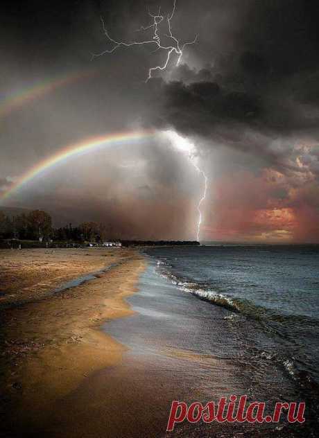 Необыкновенное шоу природных сил!🌈
Посмотрите, что Бог делает с кистью краски! Красиво.