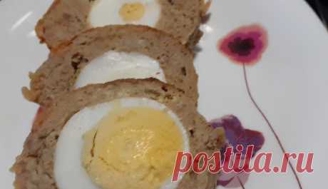 Мясной рулет с начинкой запеченый в бумаге