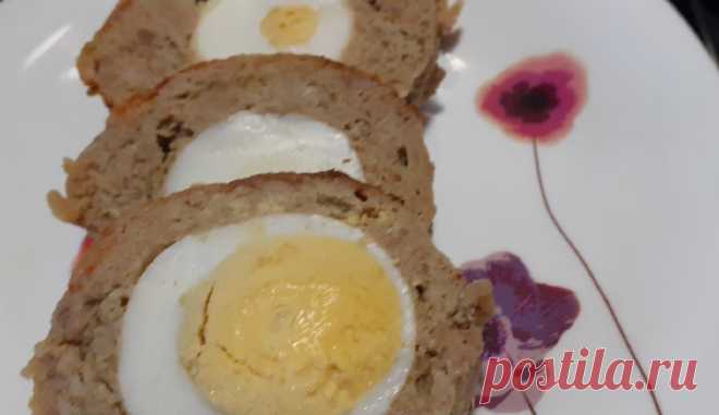 Мясной рулет с начинкой запеченый в бумаге