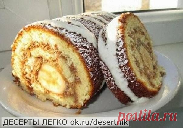 РУЛЕТИК К ЧАЮ ЗА 20 МИНУТ 

ИНГРЕДИЕНТЫ:

Для теста:
● 3 яйца,
● 5 ст. ложек сахара,
● щепотка соли,
● 5 ст. ложек сухого молока или сливок,
● 5 ст. ложек муки.

Для крема:
● 1 банка вареной сгущенки,
● 1-2 банана

ПРИГОТОВЛЕНИЕ:
Яйца взбить миксером в пену. Добавить к яйцам сахар и соль, еще раз тщательно взбить. К полученной яичной массе добавить сухое молоко, муку и соду. Тесто получается по консистенции как блины, ну может, чуть гуще. Вылить полученное тесто на лист, з...