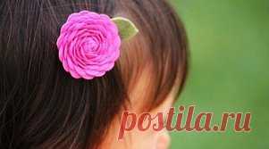 Выполняем своими руками цветы из тесьмы
Чтобы сделать цветок из тесьмы понадобится: — волнистая тесьма любого цвета. Длина тесьмы будет зависеть от размера цветка, который вы захотите сделать. — небольшой кусок плотной ткани — иголка — нитки под оттенок тесьмы — ножницы — декоративные пуговицы или большие бусины. Цветы из тесьмы, пошаговое выполнение: 
1. Тесьму нужно сложить в форме гармошки.
2. В иглу проденьте нитку нужного оттенка и сшейте тесьму, чтобы в итоге получилась колбаска 
3. Бере