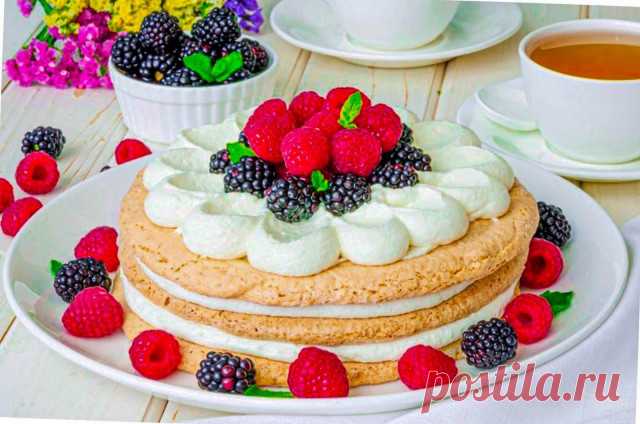 Кокосовый бисквит Дакуаз с ягодами рецепт с фото пошагово - 1000.menu