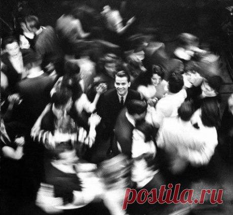 Редьярд Киплинг
ЗАПОВЕДЬ
Владей собой среди толпы смятенной,
Тебя клянущей за смятенье всех,
Верь сам в себя, наперекор вселенной,
И маловерным отпусти их грех;
Пусть час не пробил - жди, не уставая,
Пусть лгут лжецы - не снисходи до них;
Умей прощать и не кажись, прощая,
Великодушней и мудрей других.
Умей мечтать, не став рабом мечтания,
И мыслить, мысли не обожествив;
Равно встречай успех и поруганье,
Не забывая, что их голос лжив;
Останься тих, когда твое же слово
Калечит плут, чтоб уловит