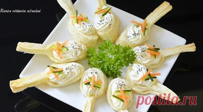 Sluoksniuotos tešlos šaukšteliai su varške Sluoksniuotos tešlos šaukšteliai su varške - labai gardus patiekalas, kurį nesunkiai pasigaminsite pagal pateiktą receptą šioje svetainėje. Daug gerų ir išbandytų receptų vienoje vietoje, kuriuos tiesiog privalote išmėginti!