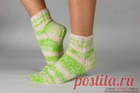 Мы предлагаем различные методы вязания спицами носков своими руками. Теплые, красивые и удобные носочки должна связать каждая рукодельница | svoimi-rukami-club.ru