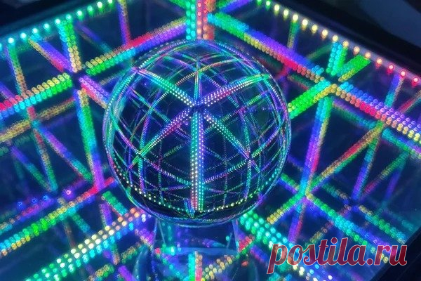 Светодиодный «Куб бесконечности» реагирующий на звук Отличие этого светодиодного куба от подобных устройств в том, что в работе устройства используется светодиодный музыкальный контроллер. Музыкальный RGB-контроллер, также, как и обычный, управляет сменой цвета, уровнем яркости и динамическими эффектами светодиодной ленты. Однако помимо этих