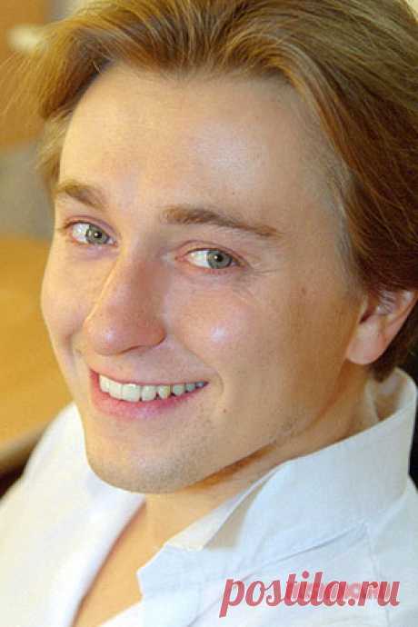 Сергей Безруков — биография, фильмография, фотографии актёра, продюсера Народный артист России (2008г.). Родился 18 октября 1973г. в семье актера и режиссера Виталия Безрукова. В 1994г. окончил Школу-студию МХАТ (курс О. Табакова). С 1993г. - актер Театра-студии п/р О. Табакова ("Табакерка"). Сотрудничает с МХТ им. Чехова, ТА "Арт-партнер XXI", Театром им. Ермоловой. С 1994 по 1999гг. - актер ТВ- программы "Куклы" (НТВ), где озвучивал 11 персонажей.