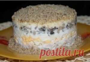 Салат "Сказка" с курицей, шампиньонами и грецкими орехами: рецепт приготовления - Onwomen.ru
