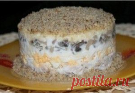 Салат &quot;Сказка&quot; с курицей, шампиньонами и грецкими орехами: рецепт приготовления - Onwomen.ru