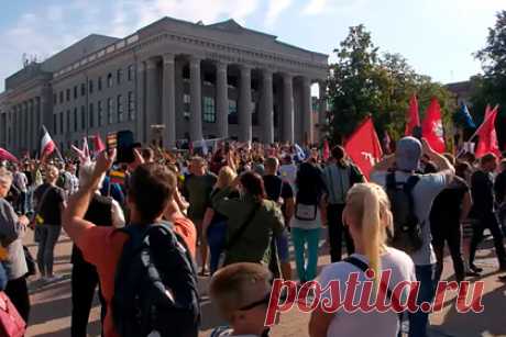 В Литве устроили митинг против ограничений для невакцинированных граждан. У здания парламента Литвы началась акция протеста против принудительной вакцинации и ограничений для людей, отказавшихся прививаться. Для привлечения внимания депутатов Сейма активисты громко скандируют «Парламент — вон!» и включают сирены. В качестве реквизита собравшиеся принесли стилизованную виселицу.