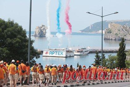 В Кремле оценили санкции Лондона против детского лагеря «Артек». Санкции со стороны Великобритании, которые были введены против детского лагеря «Артек» в Крыму, являются верхом маразма. Об этом заявил пресс-секретарь президента России и официальный представитель Кремля Дмитрий Песков. Он добавил, что на месте британцев «ему было бы стыдно за это».