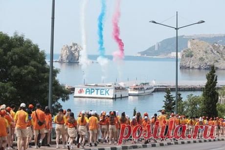 США ввели санкции против матери Кадырова и центра «Артек». США ввели новые санкции против России. В частности, под новые американские санкции попало 11 физических лиц. Министерство финансов США уточнило, что среди них мать главы Чеченской Республики Рамзана Кадырова Аймани Кадырова. Кроме того, под санкции попал международный детский центр «Артек».