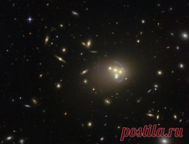 Изображение скопления галактик Abell 3827, полученное с Космическим телескопом им / Astro Analytics