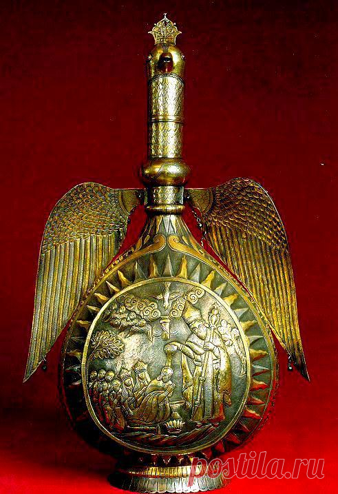 Մյուռոնաթափ աղավնի 🙏
1815 թ.Բաղդադ, Արծաթ, կարմիր եւ կանաչ քարեր: փորագրություն, փայլեցում, ներդիր
СОСУД ДЛЯ МИРО
1815г. ВАВИЛОН. Серебро, красные и зеленные камни. Золочение, чеканка, чернение, гравировка, полировка, инкрустация
for MIRO 
1815. BABYLON. Silver, red and green stones. Gilding, chasing, niello, engraving, polishing, inlay
Մյուռոնի մասին խոսելիս հաճախ գործածում ենք ՍՐԲԱԼՈՒՅՍ մակդիրը, որն առաջին անգամ հայ մատենագրության մեջ կիրառել է Ս. Գրիգոր Նարեկացին