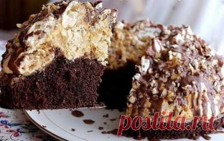 ДОМАШНИЙ ТРЮФЕЛЬНЫЙ ТОРТ 
ИНГРЕДИЕНТЫ:
Тесто: 
● 2-3 стакана муки (3 стакана для более плотного бисквита)
● 2 стакана сахара
● 1,5 ч.ложки не гашеной соды
● 1 пачка разрыхлителя (15 г) 
● 4-6 ложек какао
● 2 яйца
● 1 стакан молока
● 1/3 - 1/2 стакана раст. масла (чем больше какао, тем больше масла)
● 1 стакан кипящей воды
ПРИГОТОВЛЕНИЕ:
Смешиваем все сухие продукты. Взбиваем яйца. Затем добавляем масло и еще раз взбиваем. Затем добавляем молоко и сухую смесь (поочередно в 2-3 приема). Каждый