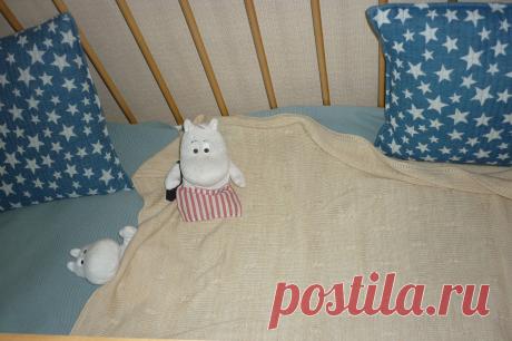 Тонкий, легкий, мягкий плед для самых маленьких. Совсем не колючий, связан из мягкой полушерстяной пряжи, готовый к использованию (стирка изделия - обязательная часть предпродажной подготовки). Подойдет для коляски, так как не занимает много места - удобно брать с собой на прогулку или в поездку. Будет хорошим подарком, оттенок подойдет и девочке и мальчику.