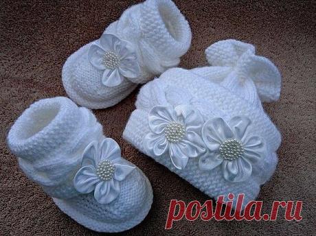 Вяжем красоту.
 
Набираем на спицы 22 петли и вяжем следующим образом 
 
9 петель платочной вязкой(лицевыми и по лицу и по изнанке) 
8 петель лицевыми 
 
5 петель платочной вязкой . 
Изнаночные ряды по рисунку. 
Жгут перекручивала через 10 рядов. 
Связала 7 жгутов .Вязание закрыть. 
 
Набрать по краю 36 петель взять центральные 10 петель и 
провязать 14 рядов лицевой гладью (это язычок),но она должна быть на изнанке .А на лицевой стороне должна быть изнаночная гладь. 
В 11...