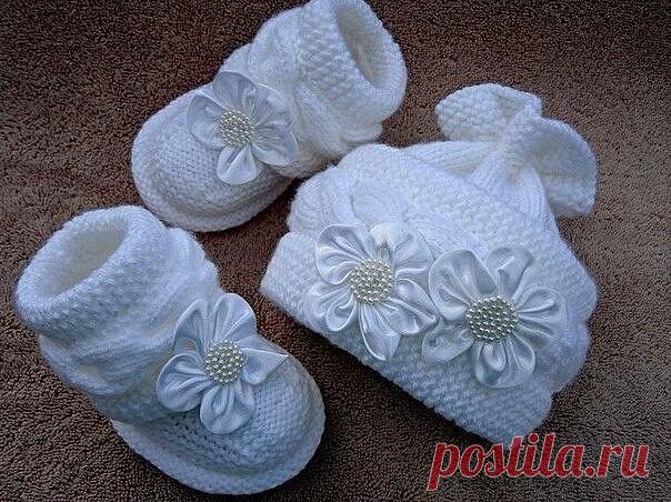 Вяжем красоту.
 
Набираем на спицы 22 петли и вяжем следующим образом 
 
9 петель платочной вязкой(лицевыми и по лицу и по изнанке) 
8 петель лицевыми 
 
5 петель платочной вязкой . 
Изнаночные ряды по рисунку. 
Жгут перекручивала через 10 рядов. 
Связала 7 жгутов .Вязание закрыть. 
 
Набрать по краю 36 петель взять центральные 10 петель и 
провязать 14 рядов лицевой гладью (это язычок),но она должна быть на изнанке .А на лицевой стороне должна быть изнаночная гладь. 
В 11...