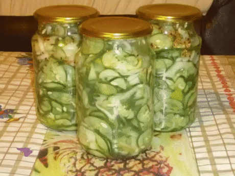Консервируем вкусный салат "Сырой" из огурцов
Салат их хрустящих кусочков огурцов, сладкого лука, пикантного остренького чеснока, замаринованные в небольшом количестве уксуса и совсем без тепловой обработки. Консервантом в этом рецепте будет чеснок и уксус.
На весь процесс вместе с подготовкой у вас уйдет не больше 40 минут. И еще 12 часов, которые огурцы должны просто пропитываться.
Продукты:
- 3 кг. огурцов,
- ¼ кг. луковица,
- 1 стакан сахарного песка,
- 100 грамм крупной поваренной соли,