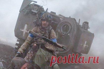 Минобороны заявило о бегстве украинских военных из-под Артемовска. Что известно о боях за последний путь снабжения ВСУ?. Военнослужащие ВСУ бежали при штурме населенного пункта Артемовское. «Противник бежал, бросив раненых и убитых, часть боевиков сложила оружие и сдалась в плен», — заявили в Минобороны России. Через Артемовское во время сражения за Артемовск проходил последний путь снабжения группировки ВСУ.