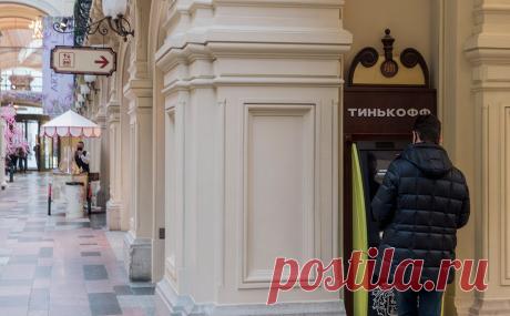 Forbes узнал о списаниях с счетов клиентов «Тинькофф» после обмена валюты. Со счетов ряда клиентов «Тинькофф» списали крупные суммы — до 29 млн руб. Все они в конце февраля выгодно обменяли рубли на доллары с помощью «промежуточной» конвертации в фунт. В «Тинькофф» заявили о «необоснованном доходе»