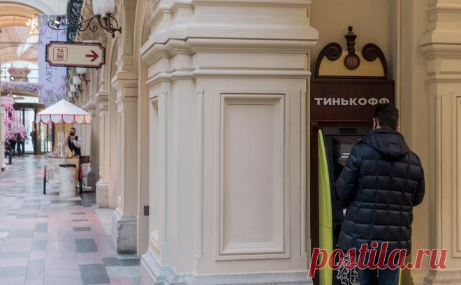 Forbes узнал о списаниях с счетов клиентов «Тинькофф» после обмена валюты. Со счетов ряда клиентов «Тинькофф» списали крупные суммы — до 29 млн руб. Все они в конце февраля выгодно обменяли рубли на доллары с помощью «промежуточной» конвертации в фунт. В «Тинькофф» заявили о «необоснованном доходе»