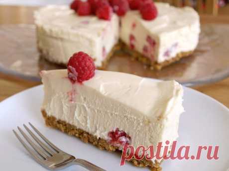 Легкий творожный тортик: сладкая радость! 
на 100грамм - 65.73 ккалБ/Ж/У - 9.82/0.32/5.85 

Ингредиенты: 
Овсяные хлопья - 80 г (молотых) 
Белки - 1 шт 
Вода - 3 ст. л 
Корица - по вкусу 
Подсластитель - по вкусу 

Начинка: 
Творог обезжиренный - 250 г 
Ягоды, фрукты - 50 г (у нас малина) 
Белки - 1 шт 
Подсластитель - по вкусу 

Приготовление: 
Молотые хлопья смешать с белком и водой, добавить подсластитель и корицу по вкусу. Замесить тесто. Выкладываем его в форму для вы...