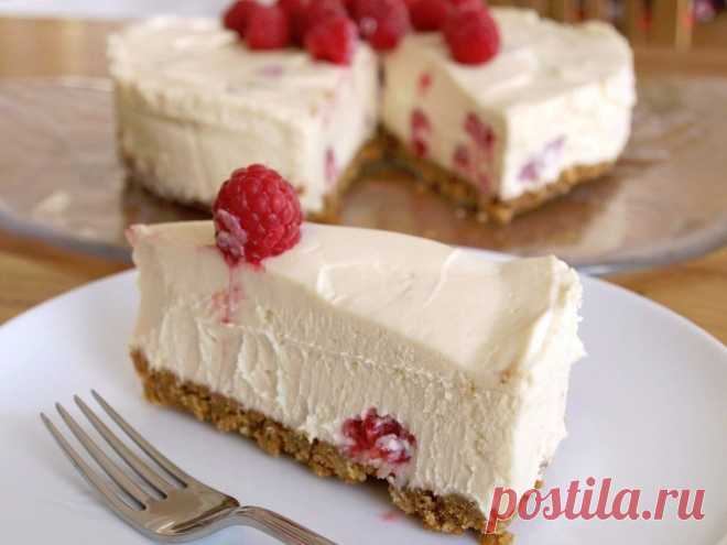 Легкий творожный тортик: сладкая радость! 
на 100грамм - 65.73 ккалБ/Ж/У - 9.82/0.32/5.85 

Ингредиенты: 
Овсяные хлопья - 80 г (молотых) 
Белки - 1 шт 
Вода - 3 ст. л 
Корица - по вкусу 
Подсластитель - по вкусу 

Начинка: 
Творог обезжиренный - 250 г 
Ягоды, фрукты - 50 г (у нас малина) 
Белки - 1 шт 
Подсластитель - по вкусу 

Приготовление: 
Молотые хлопья смешать с белком и водой, добавить подсластитель и корицу по вкусу. Замесить тесто. Выкладываем его в форму для вы...