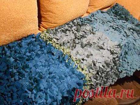 Пушистый коврик из старой одежды | Своими руками