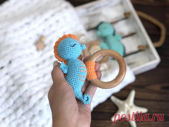 Схемы вязания > Описание погремушки Морской конёк (PDF) купить в интернет-магазине