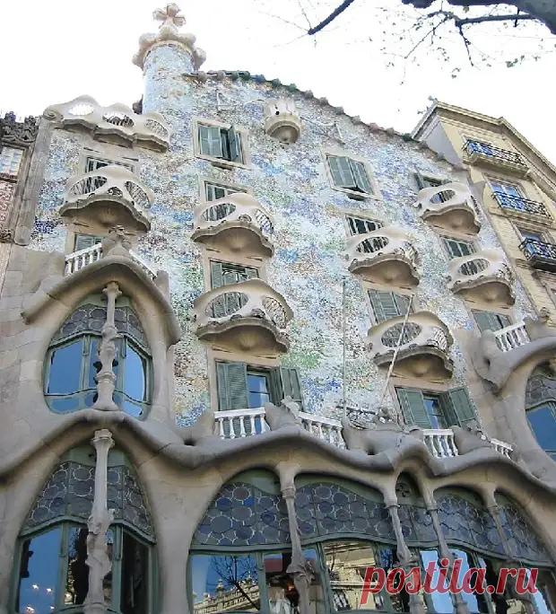 Как разбитая керамика стала украшением Барселоны и принесла автору мировую славу: Великий каталонец Антонио Гауди  ― один из самых известных людей в каталонской истории.
Гауди родился в бедной семье, но его талант был заметен с самого детства.
В детстве он лепил из глины фигурки и продавал их в лавке.
А в 18 лет он поступил в мастерскую известного архитектора Жозепа Пуча, где начал изучать архитектуру и искусство.
Его работы были приняты, однако ему не удалось получить место архитектора.
Тогда…