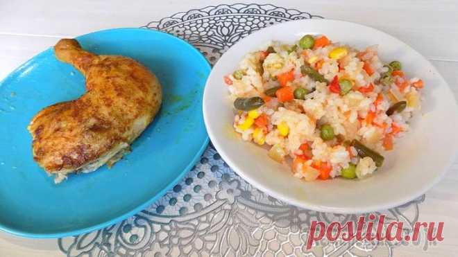Целая курица приготовленная в духовке с гарниром из овощей и риса Рецепт приготовления целой курицы в духовке в пакете для запекания. Также в этом видео есть рецепт приготовление гарнира к курице, гарнир готовится из овощей и риса. В качестве овощей я взяла 