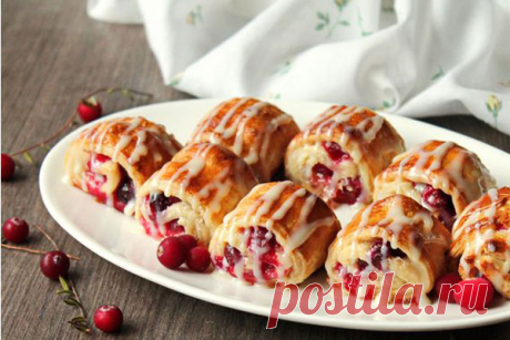 Рулетики из слоёного теста с клюквой

Быстрые и вкусные рулетики из слоёного дрожжевого теста с клюквой. Тесто готовить не будем, его можно купить практически в любом продуктовом магазине, что экономит время и силы. При подаче польём слоёные рулетики сгущённым молоком, что поможет достичь идеального баланса между кислинкой клюквы и сладостью.