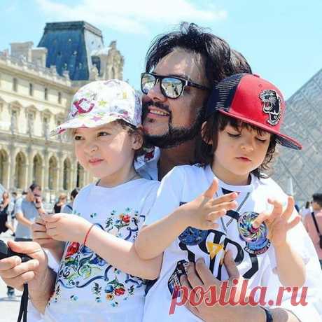 Дети-это счастье!☀️
Филипп Киркоров с детьми посетил Disneyland в Париже.
А вы любите аттракционы?
🎡🎠🎢
#zharatv #филиппкиркоров #отецисын #отецидочь #отдых #путешествие #жара #лето #звезды #celebrities