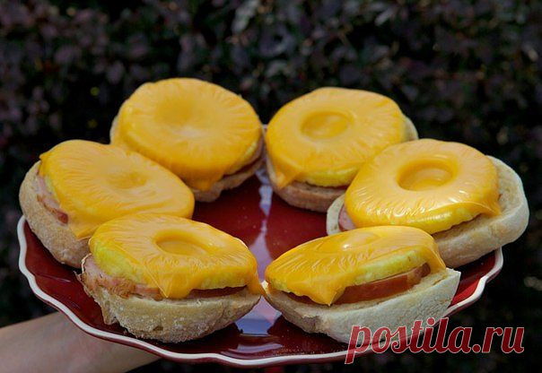 Открытый сэндвич с ветчиной, сыром и ананасом / Изысканные кулинарные рецепты